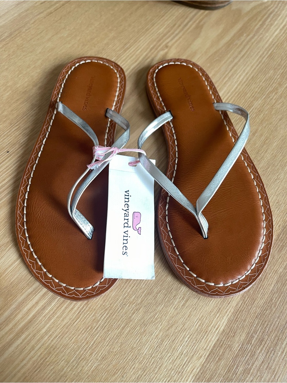 Vineyard Vines Silver Skinny Strap Brown Leather Flip Flops 5 NWT
